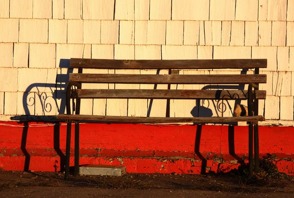 Old bench against shingle wall — Stock Photo, Image