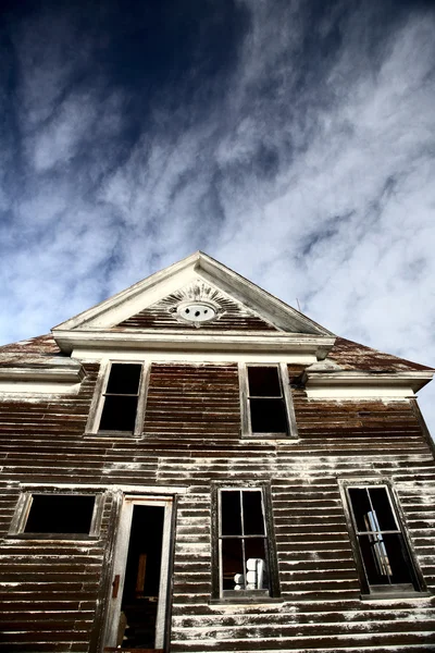Velha casa abandonada fazenda — Fotografia de Stock