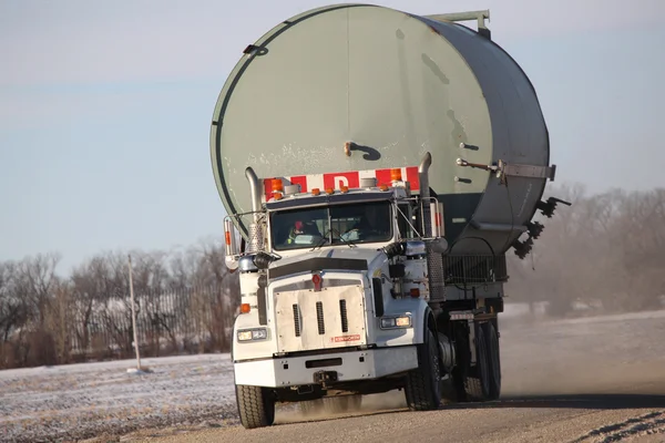 Kamyon taşıma yakıt depolama tankı — Stok fotoğraf