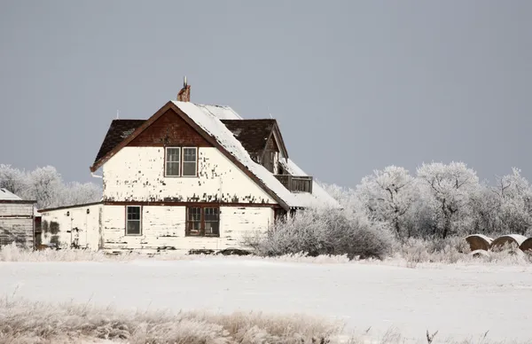 冬の放棄された古い農家 — ストック写真