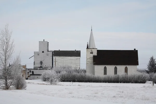 町の古い教会とアリスバーリーの穀物エレベーター — ストック写真