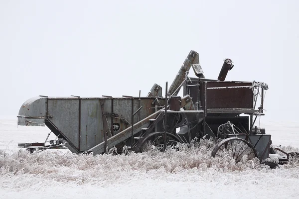 Abandoned antique threshing machine in winter — Stock Photo, Image