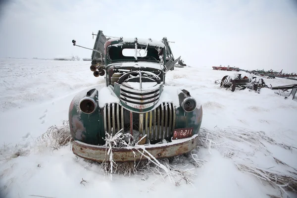Frontend of an abandoned olf farm truck in winter — Zdjęcie stockowe