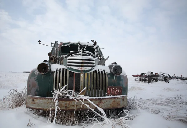 Frontend of an abandoned olf farm truck in winter — Stock Photo, Image