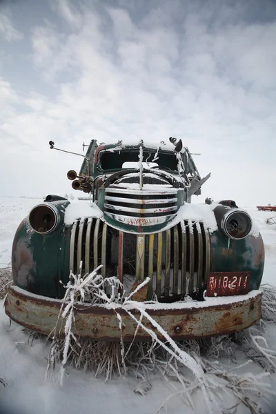 在冬天被遗弃的奥农场卡车 frontend — 图库照片