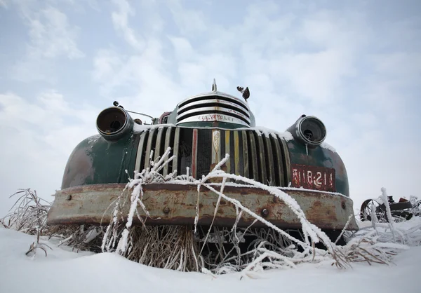 Frontend de un camión de granja de lobos abandonado en invierno —  Fotos de Stock
