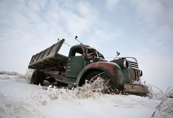 Заброшенный старый сельскохозяйственный грузовик зимой — стоковое фото