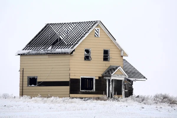 Abandonada casa de fazenda sem telhado no inverno — Fotografia de Stock