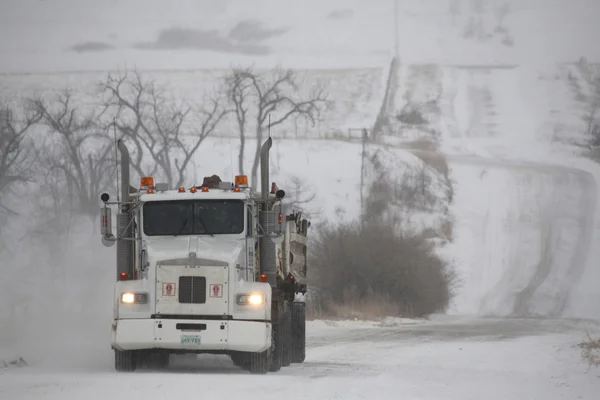 卡车司机拖拉碎石的冬天 — 图库照片