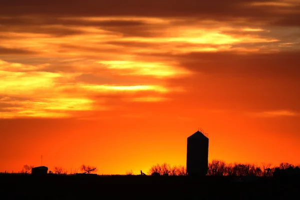 カラフルな夕焼けがシルエット サイロ — ストック写真