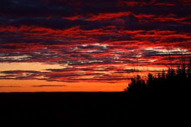 Kuzey saskatchewan içinde renkli günbatımı