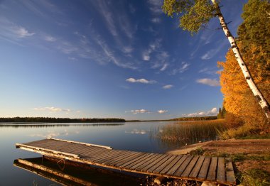 saskatchewan Göl boyunca tekne dok ve sonbaharda ağaçlar