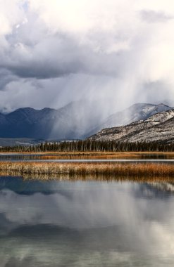 alberta rocky Dağları kar bulutlar