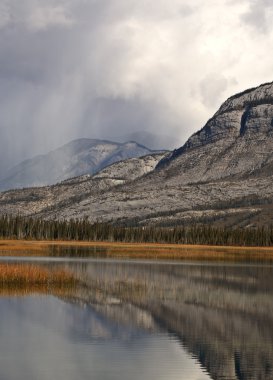 alberta rocky Dağları kar bulutlar