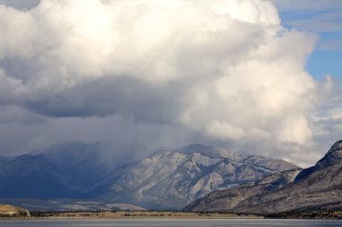 alberta rocky Dağları kar bulutlar