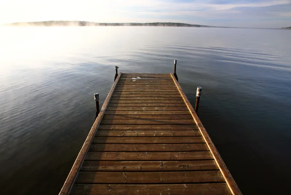 Bootsanlegestelle auf einem Saskatchewan-See — Stockfoto