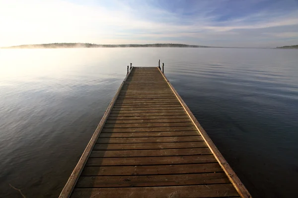 Muelle de barco en un lago Saskatchewan — Foto de Stock
