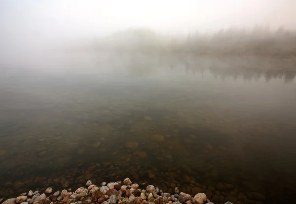 Ranní mlha nad řekou waterhen v malebném saskatchewan — Stock fotografie