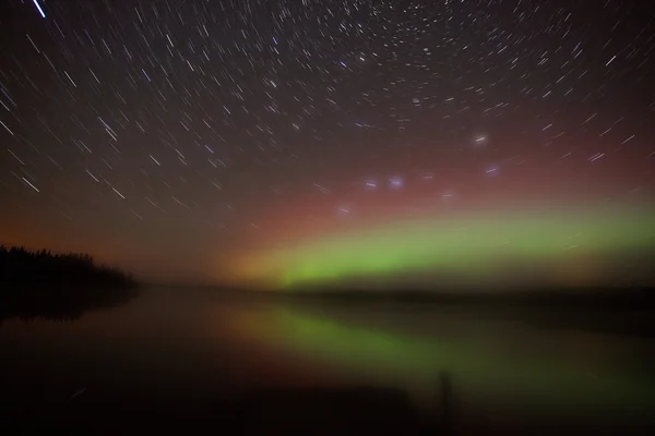 Północnej noce i gwiazda szlaków w malowniczej prowincji saskatchewan — Zdjęcie stockowe