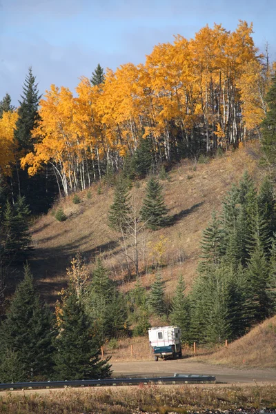 Vrachtwagen camper park in alberta cypress hills — Stockfoto