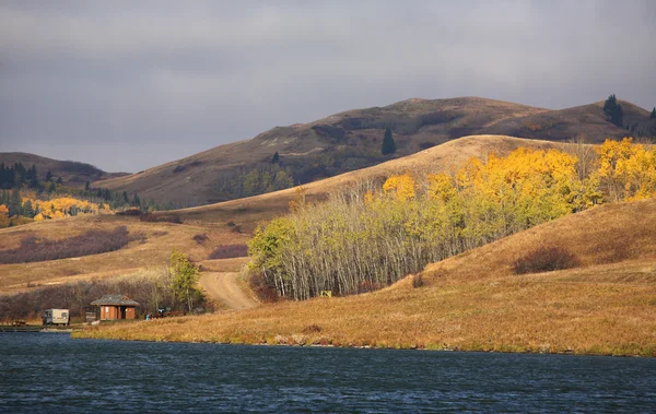 Озеро Рисор в Альберте осенью — стоковое фото