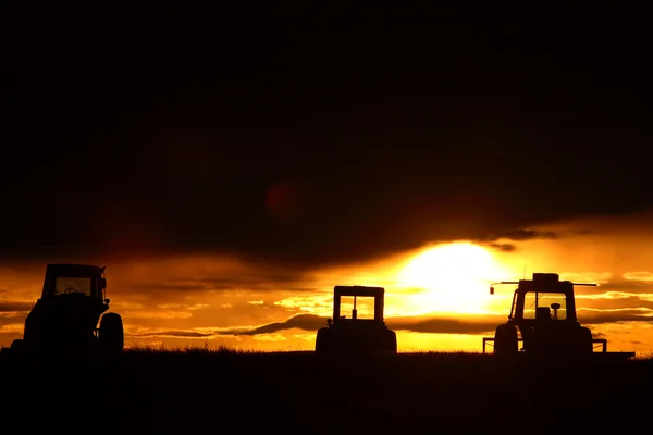 Sunrise позаду сільгосптехніки Саскачеван — стокове фото