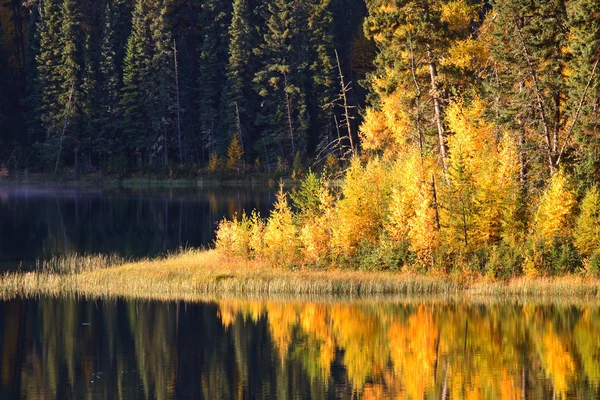 Riflessione sull'acqua al Lago di Giada nel Saskatchewan settentrionale — Foto Stock