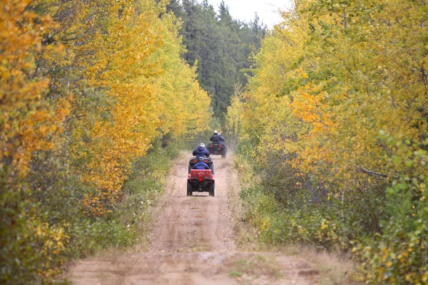 Kuzey saskatchewan içinde tüm terraine araçlarda binici — Stok fotoğraf