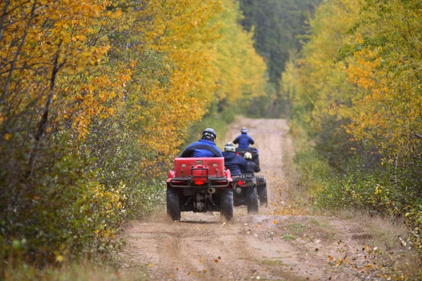 Cavalieri su tutti i veicoli terrestri nel Saskatchewan settentrionale — Foto Stock
