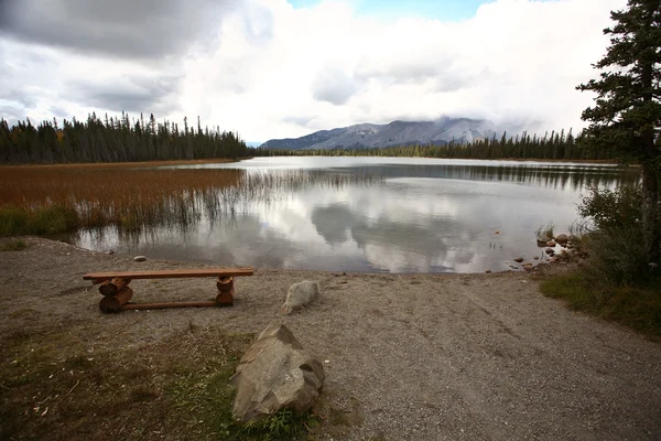 Pequeno lago de montanha em Alberta cênica — Fotografia de Stock