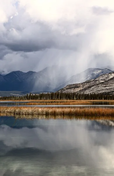 Nuvens de neve nas Montanhas Rochosas de Alberta — Fotografia de Stock