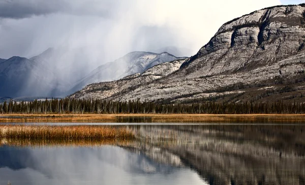 Snö moln i Klippiga bergen i alberta — Stockfoto