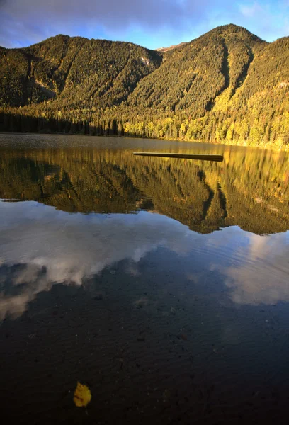 Jezioro Jeleń w niesamowite alberta — Zdjęcie stockowe