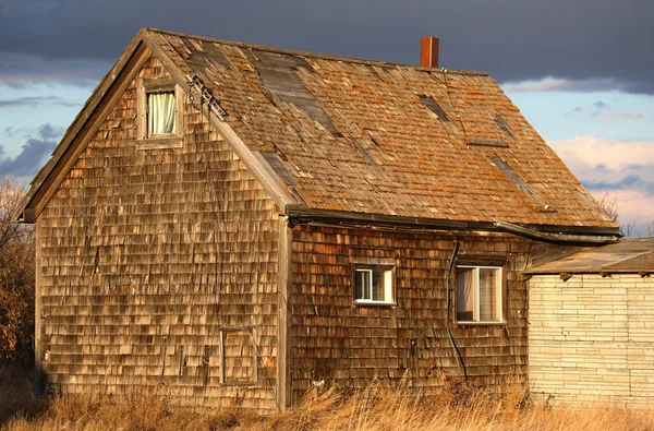 Antigua casa de campo abandonada Saskatchewan — Foto de Stock