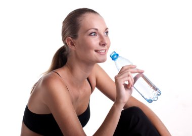 kadın fitness poz holding su şişe