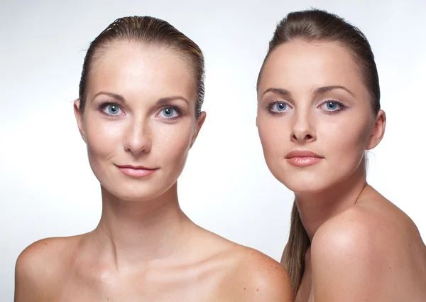 Retrato Duas Garotas Caucasianas Sexy Com Belos Olhos Azuis — Fotografia de Stock