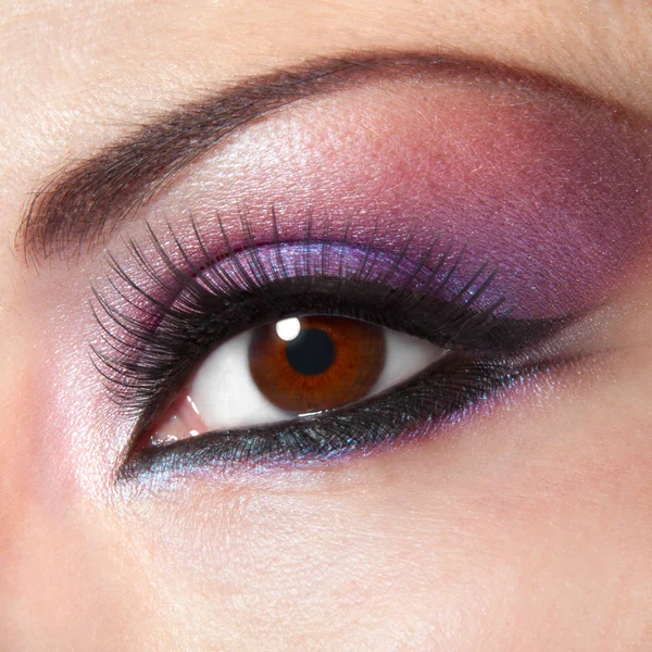 Maquilhagem Violeta Moda Moderna Olho Feminino Tiro Macro — Fotografia de Stock