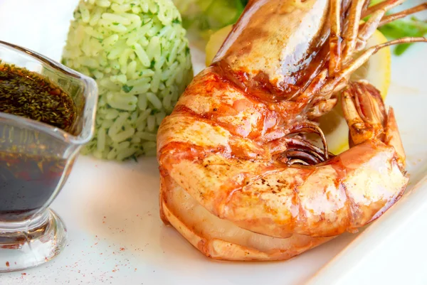 ご飯と大きなグリル海老 — ストック写真