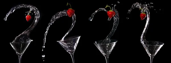 Martini Strawberry Splash Pada Hitam — Stok Foto