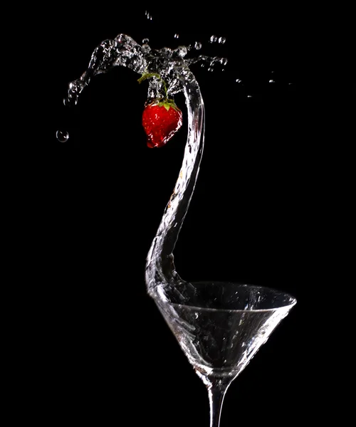 Martini Strawberry Splash Pada Hitam — Stok Foto