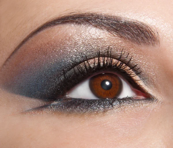 Hermosa forma de ojo femenino con maquillaje cosmético marrón dorado — Foto de Stock