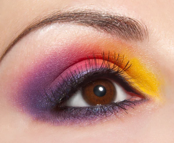 Forma Bonita Olho Feminino Com Maquiagem Cosmética Amarelo Violeta — Fotografia de Stock