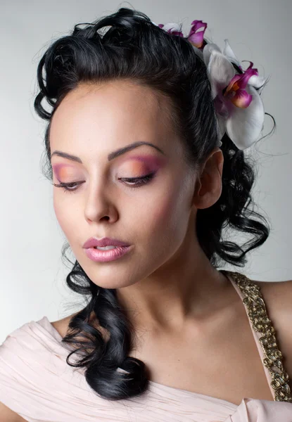 Portret Van Sexy Kaukasische Jonge Vrouw Met Prachtige Bruine Ogen — Stockfoto