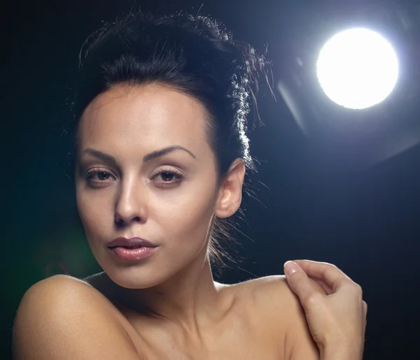 Портрет сексуальної кавказької молодої жінки з красивими коричневими очима — стокове фото