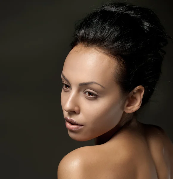 Porträtt av sexiga kaukasiska ung kvinna med vackra bruna ögon — Stockfoto