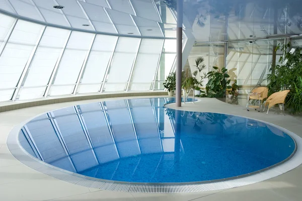 아름 다운 깨끗 한 푸른 물과 수영장 — 스톡 사진