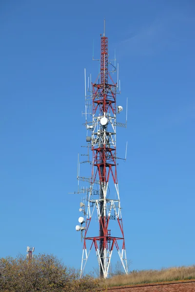 Read and white antenna tower — Stock Photo, Image