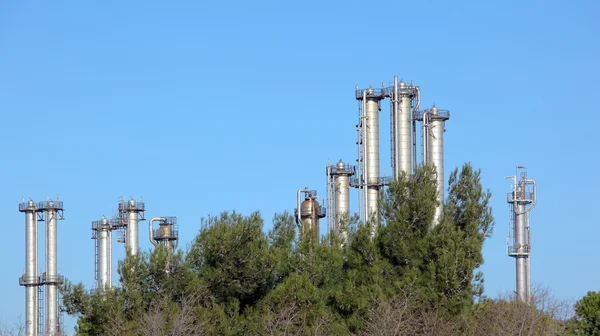 Många Torn Ett Oljeraffinaderi Blå Himmel — Stockfoto