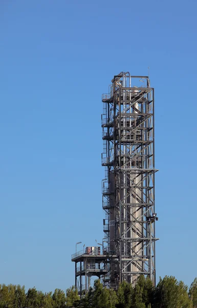 塔在炼油厂在蓝蓝的天空 — 图库照片