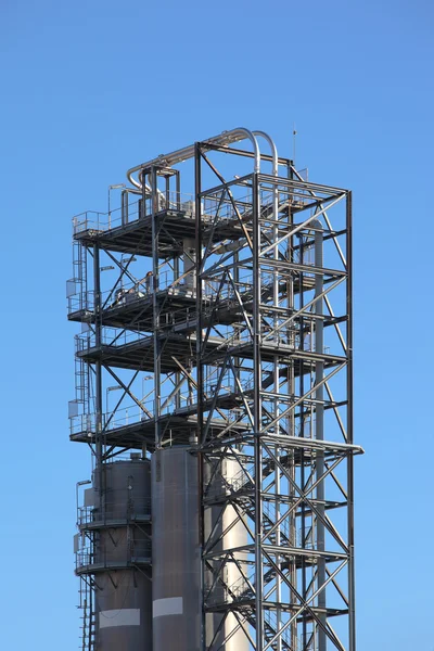 Torre in una raffineria di petrolio — Foto Stock
